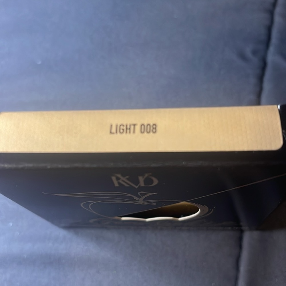 KVD Light 008 Good Apple Lightweight Full-Coverage Cream Foundation Balm - Picture 4 of 7